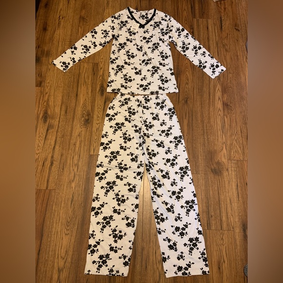NEW Laura Floral Black & White 2-Piece Pyjama Set - Picture 1 of 6